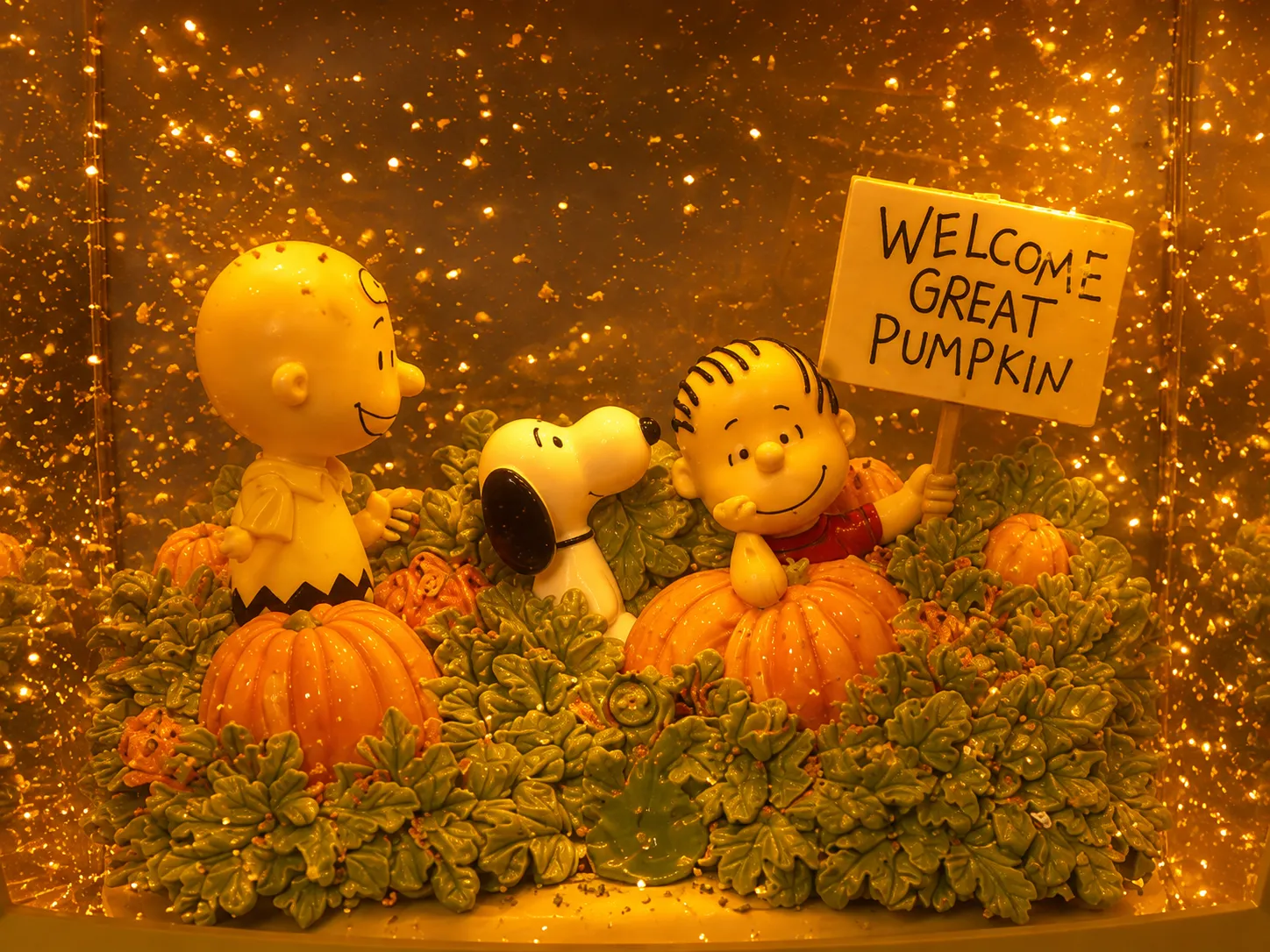 Peanuts Charlie Brown & Snoopy Halloween Vintage TV Snow Globe Peanuts Charlie Brown & Snoopy Halloween Vintage TV Snow Globe – image 2 of 3